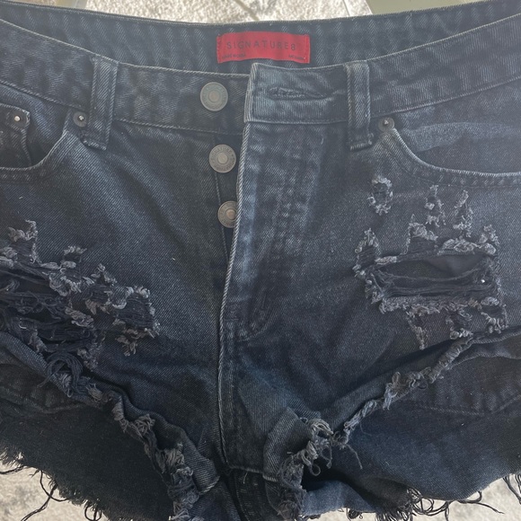 Black shorts - Picture 2 of 3